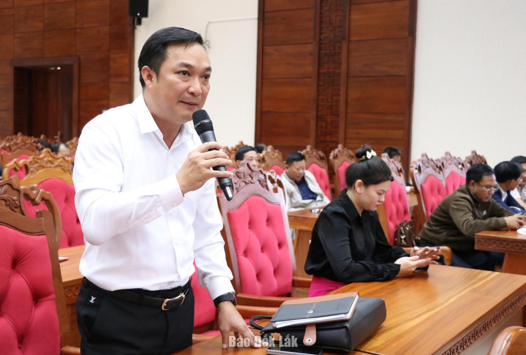 Bí thư Đảng ủy, Chủ tịch HĐND xã Buôn Đôn Nguyễn Công Dũng phát biểu ý kiến tại hội nghị.