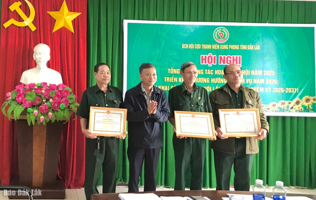 Các tập thể xuất sắc nhận giấy khen của Hội Cựu Thanh niên xung phong tỉnh.