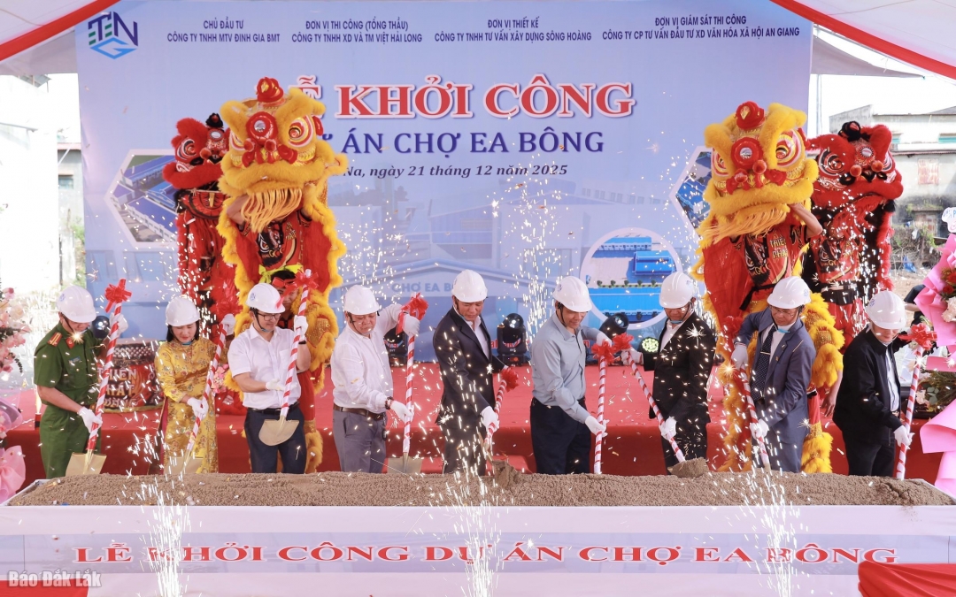 Các đại biểu thực hiện nghi thức khởi công Dự án chợ Ea Bông. 