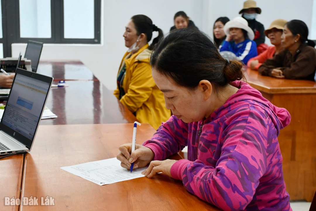 Người dân phường Tuy Hòa làm thủ tục vay vốn tín dụng chính sách.