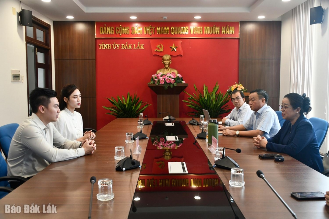 Lãnh đạo tỉnh thông tin đến đoàn công tác của Tập đoàn Sơn Hải về những thiệt hại của tỉnh sau đợt mưa lũ lịch sử vừa qua.