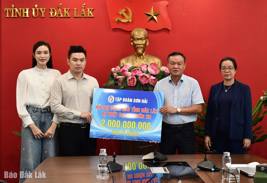 Đại diện Tập đoàn Sơn Hải trao bảng tượng trưng 2 tỷ đồng hỗ trợ đồng bào Đắk Lắk khắc phục hậu quả thiên tai.  