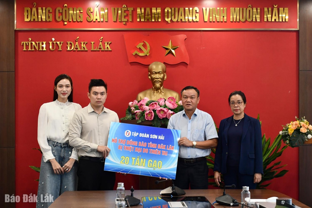 Lãnh đạo tỉnh tiếp nhận bảng tượng trưng 20 tấn gạo cho Tập đoàn Sơn Hải hỗ trợ.