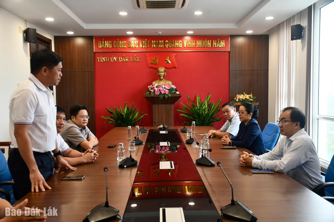 Giám đốc Sacombank Chi nhánh Phú Yên Trần Hoàng Nhã phát biểu tại buổi trao.