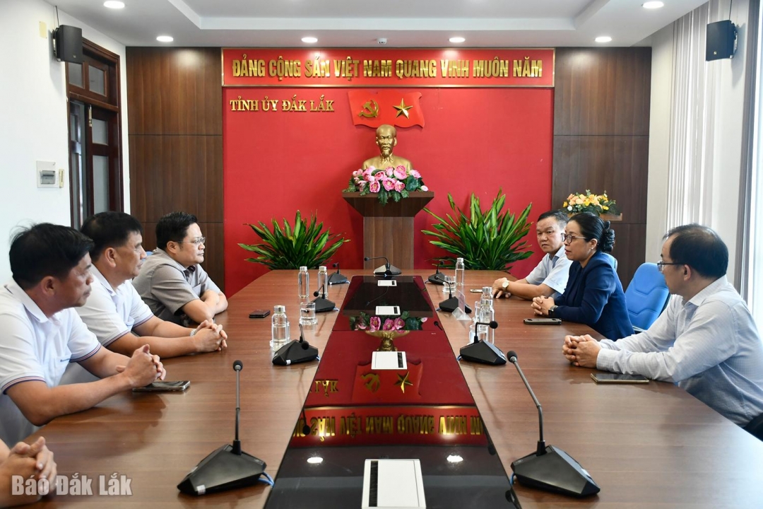 Phó Bí thư Tỉnh ủy Huỳnh Thị Chiến Hòa mong muốn ngân hàng tiếp tục đồng hành bằng những chính sách hỗ trợ thiết thực giúp người dân phục hồi sản xuất, kinh doanh sau thiên tai.