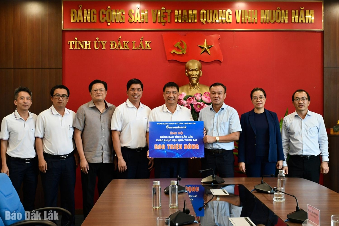 Lãnh đạo tỉnh tiếp nhận 500 triệu đồng do Sacombank hỗ trợ để khắc phục hậu quả thiên tai.