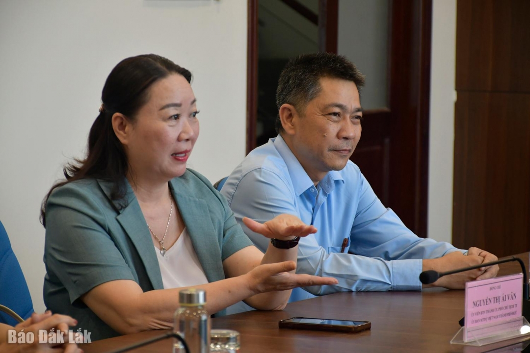 Phó Chủ tịch Thường trực Ủy ban MTTQ Việt Nam TP. Huế Nguyễn Thị Ái Vân chia sẻ kinh nghiệm ứng phó, khắc phục hậu quả mưa lũ của người dân Huế.