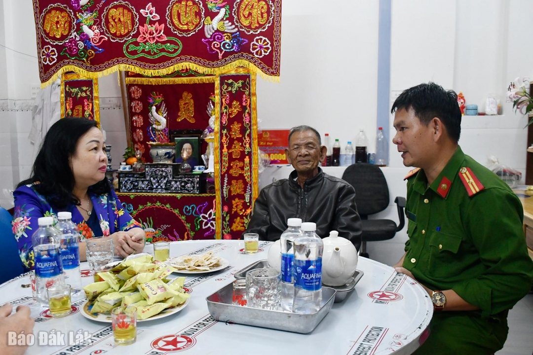 Đồng chí Cao Thị Hòa An, Phó Bí thư Thường trực Tỉnh ủy, Chủ tịch HĐND tỉnh, không giấu được sự xúc động khi nghe gia đình kể lại hoàn cảnh lúc bà Huỳnh Thị Chiến - mẹ Thiếu tá Sum mất.