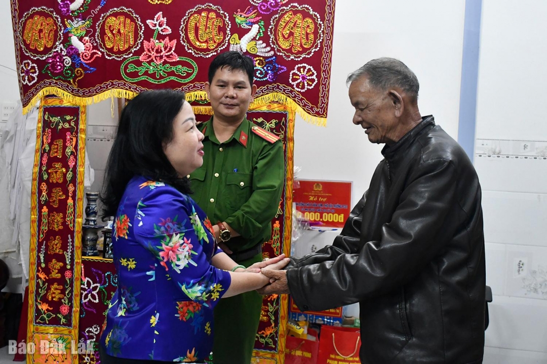 Phó Bí thư Thường trực Tỉnh ủy Cao Thị Hòa An động viên ông Lê Xuân Nam cố gắng vượt qua đau thương, ổn định cuộc sống.