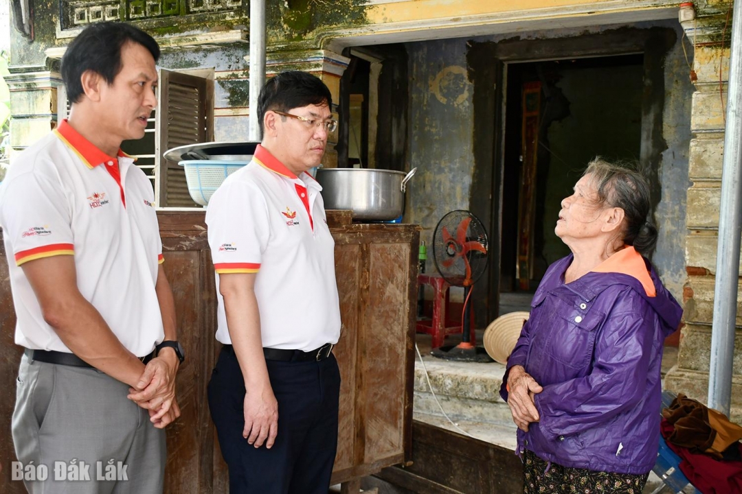 Tổng Giám đốc HDBank Nguyễn Hữu Đặng (giữa) và Phó Tổng Giám đốc HDBank Trần Thái Hòa thăm hỏi, động viên bà Phạm Thị Tâm, hộ dân bị thiệt hại nặng nề do mưa lũ ở thôn Mỹ Hòa, xã Hòa Thịnh.