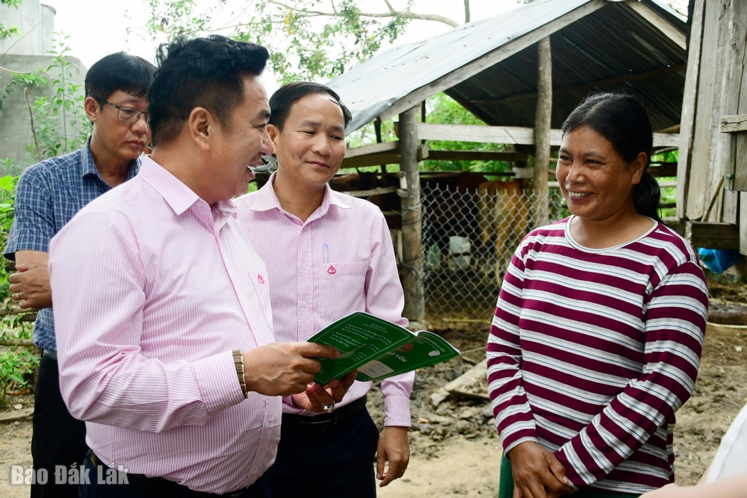 Phó Tổng Giám đốc NHCSXH Huỳnh Văn Thuận và các thành viên trong đoàn giám sát đến thăm gia đình chị Kpắ Hờ Mân, một hộ vay vốn tín dụng chính sách ở thôn Kiến Thiết, xã Suối Trai.