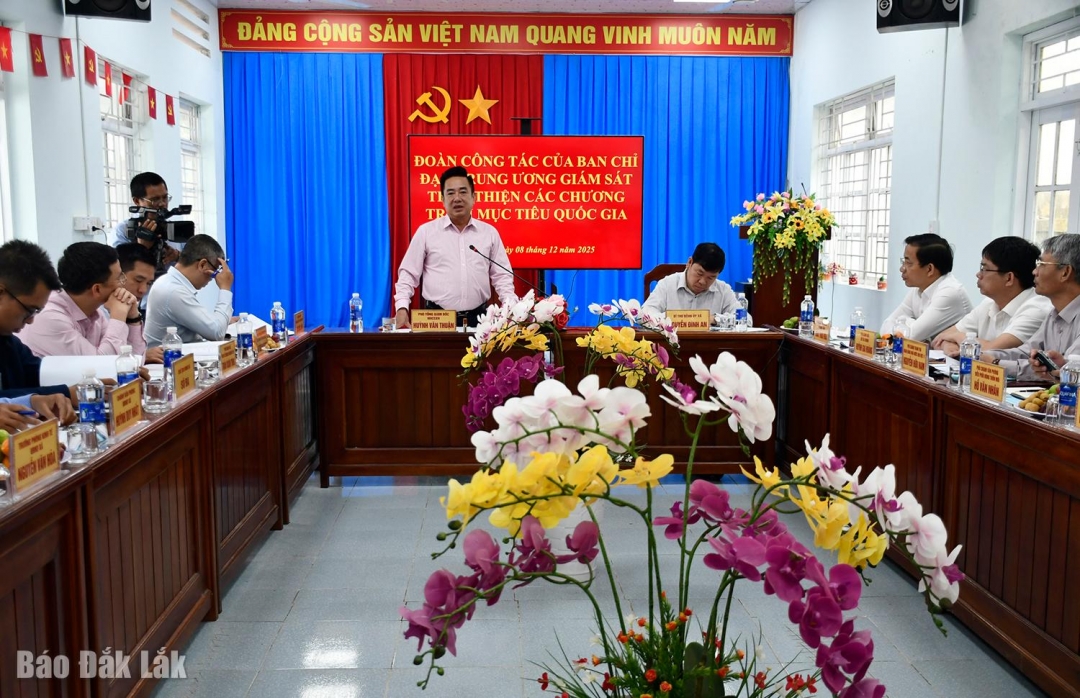 Đoàn giám sát làm việc tại xã Suối Trai.