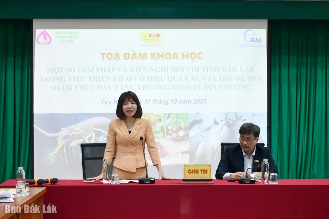 Thạc sĩ Trần Thị Thắm, Phó Giám đốc Chi nhánh Ngân hàng Chính sách xã hội tỉnh Đắk Lắk phát biểu tại tọa đàm.