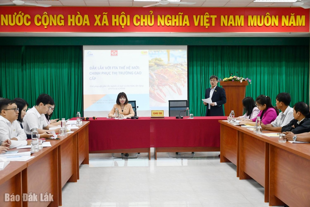 Giáo sư Nguyễn Ngọc Tuyên, Viện trưởng Viện Kinh tế và Quản lý Tây Nguyên, trình bày tham luận Đắk Lắk với FTA thế hệ mới: Chinh phục thị trường cao cấp.