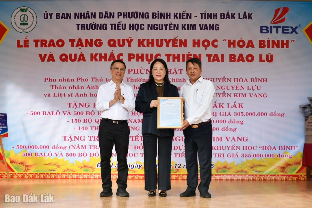 Đồng chí Nguyễn Lê Vi Phúc, Bí thư Đảng ủy, Chủ tịch HĐND phường Bình Kiến trao Thư cảm ơn cho bà Phùng Nhật Hà và các nhà hảo tâm đã hỗ trợ cho nhân dân và học sinh khó khăn trên địa bàn phường.