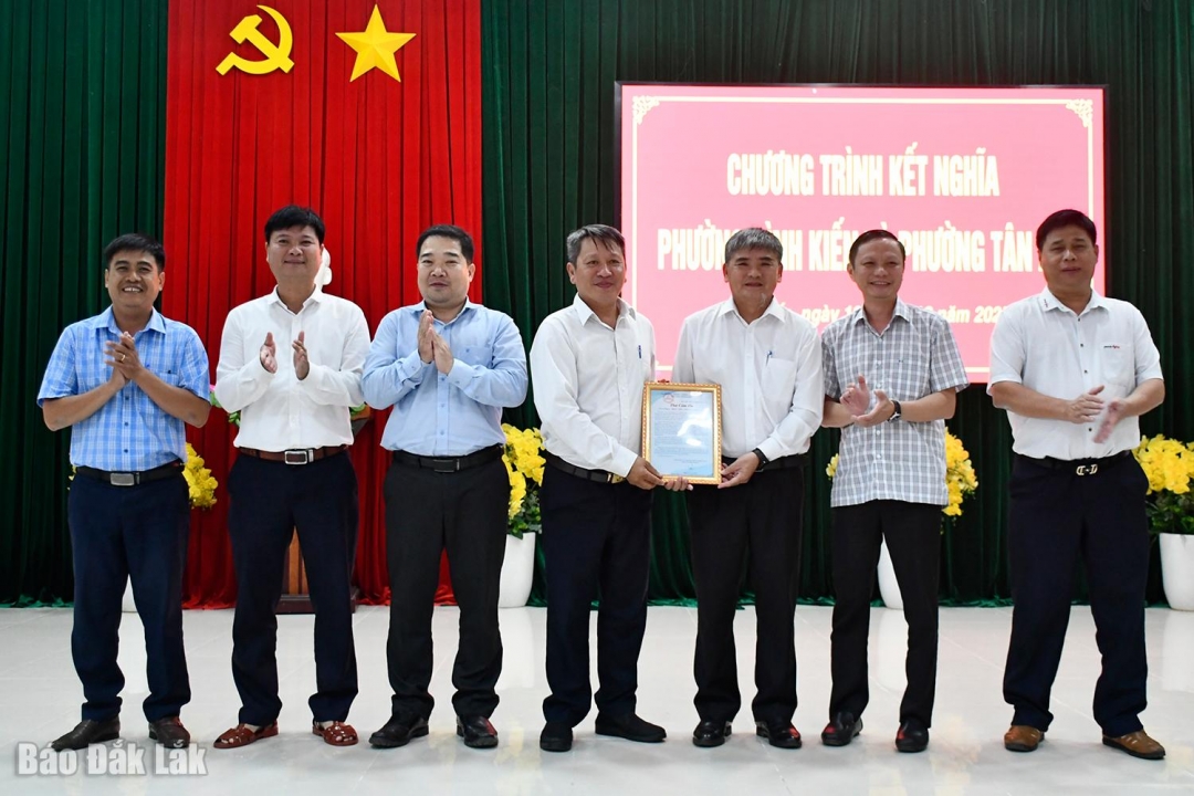 Lãnh đạo phường Bình Kiến trao Thư cảm ơn Đảng bộ và nhân dân phường Tân An.