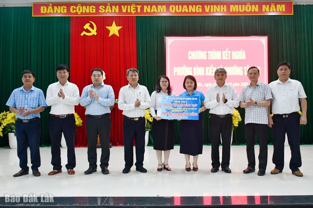 Đại diện Hội Liên hiệp Phụ nữ phường Tân An trao bảng tượng trưng hỗ trợ Hội Liên hiệp Phụ nữ phường Bình Kiến 10 triệu đồng theo chương trình “Trao hạt giống - Gieo niềm hy vọng”.