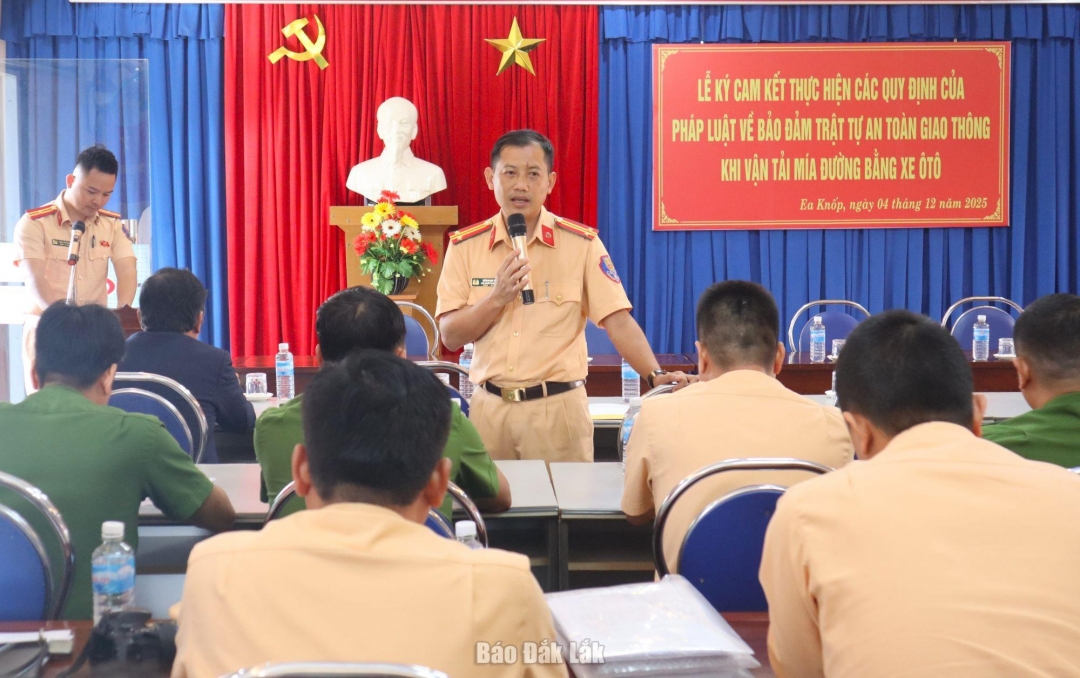 Trung tá Trần Ngọc Tú, Phó Trưởng Phòng CSGT thông tin tình hình trật tự an toàn giao thông trên tuyến Quốc lộ 26.