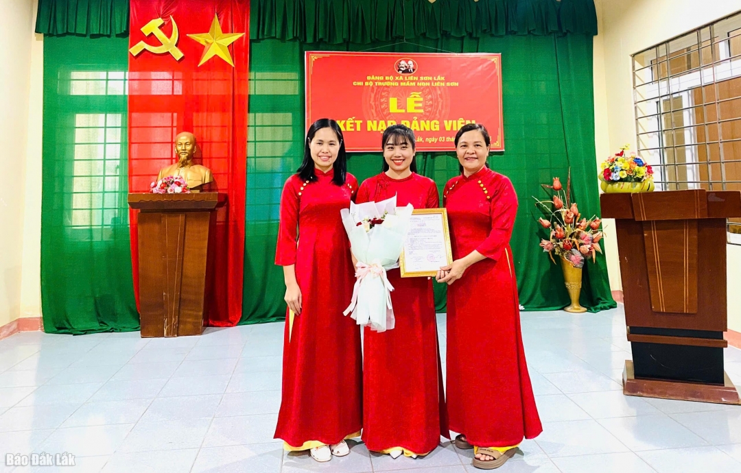 Lễ Kết nạp đảng viên mới tại Chi bộ Trường Mầm non Liên Sơn.