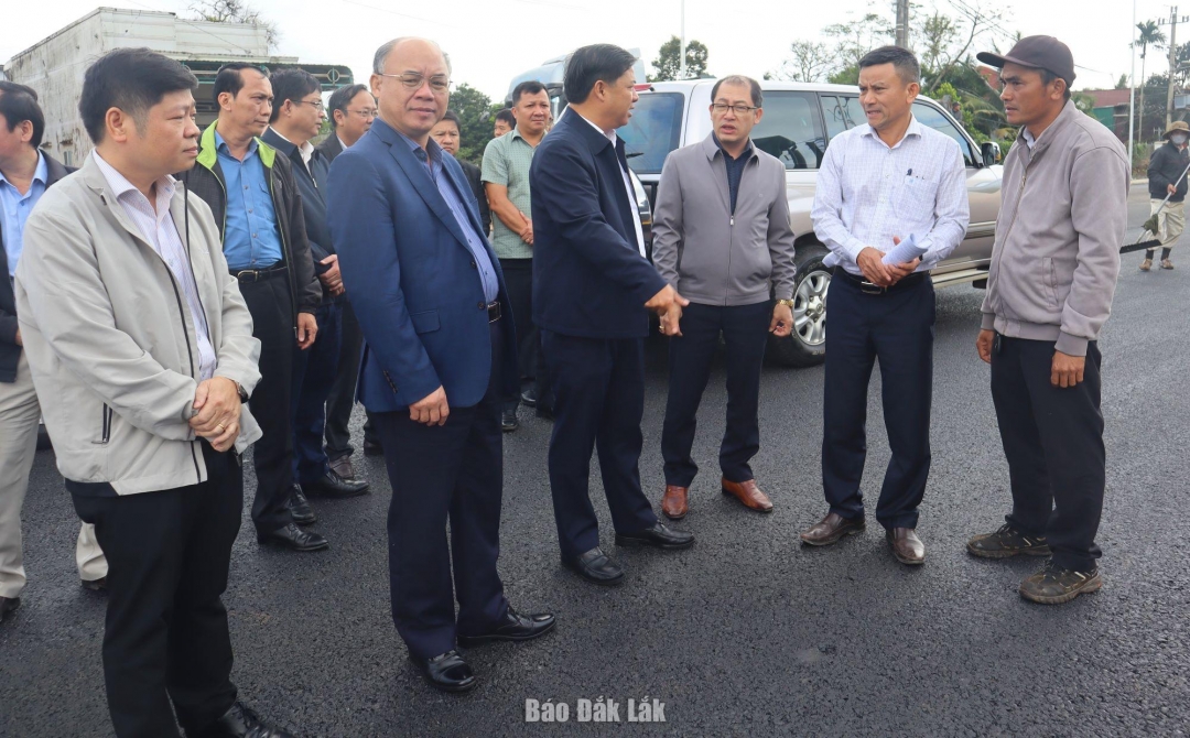 Đoàn công tác kiểm tra thực địa tại nút giao đầu tuyến đường tránh phía Đông Buôn Ma Thuột.