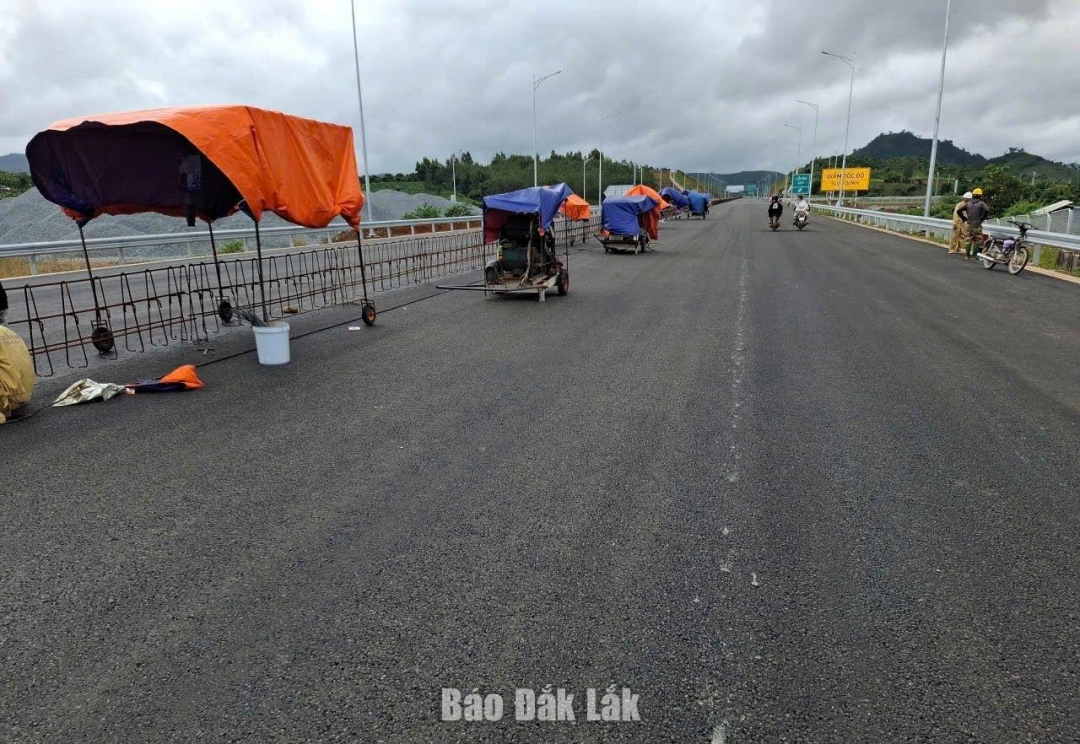 Nhà thầu căng bạt thi công hạng mục dải phân cách.