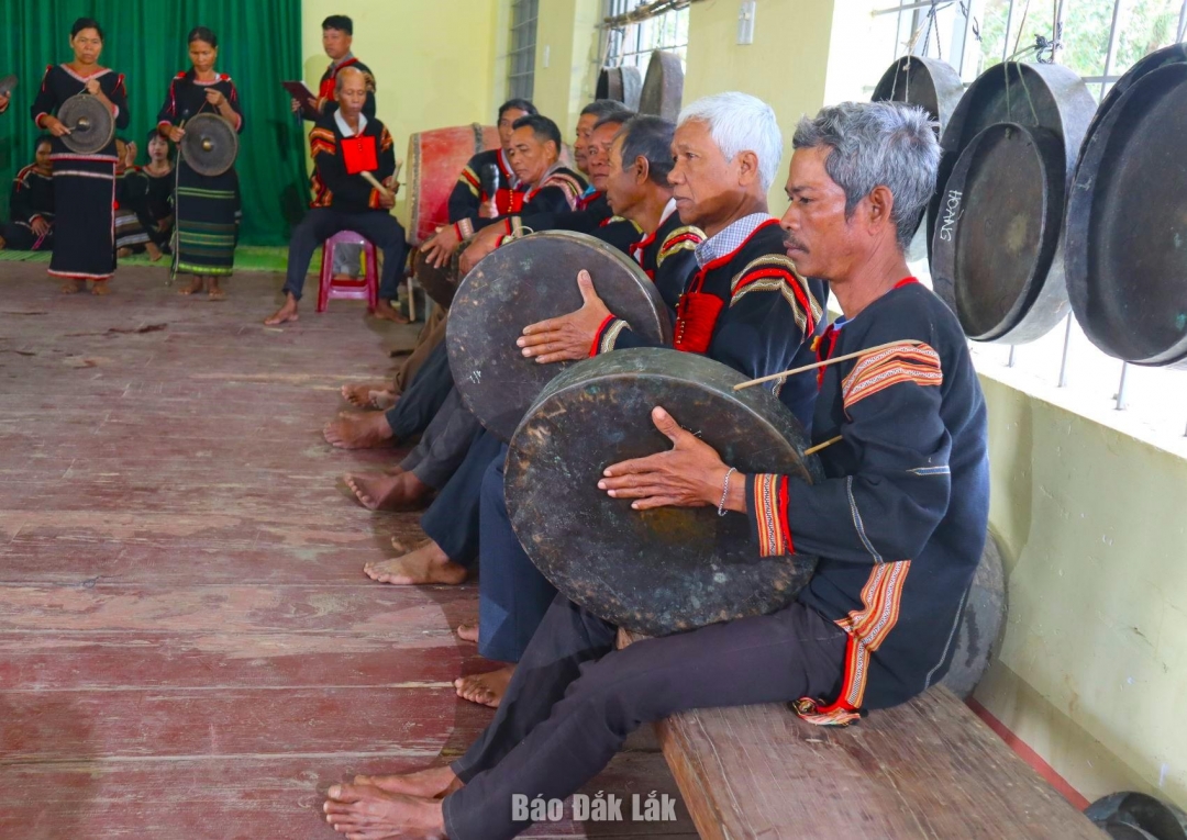 Biểu diễn cồng chiêng trong khuôn khổ nghi lễ mừng thọ của người Mnông.