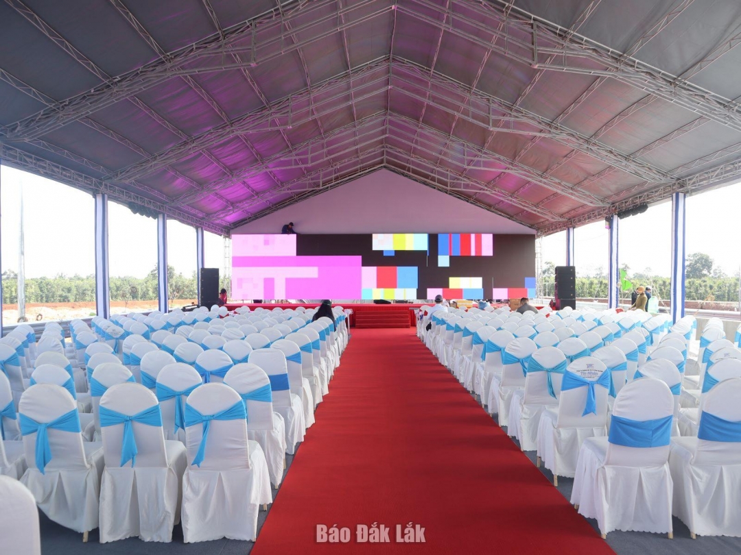 Khánh tiết khu vực diễn ra buổi lễ đã được các đơn vị chuẩn bị kỹ lưỡng.