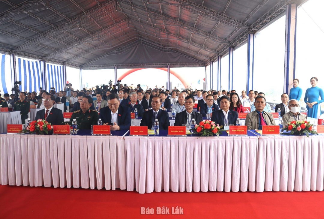 Các đại biểu dự buổi lễ.