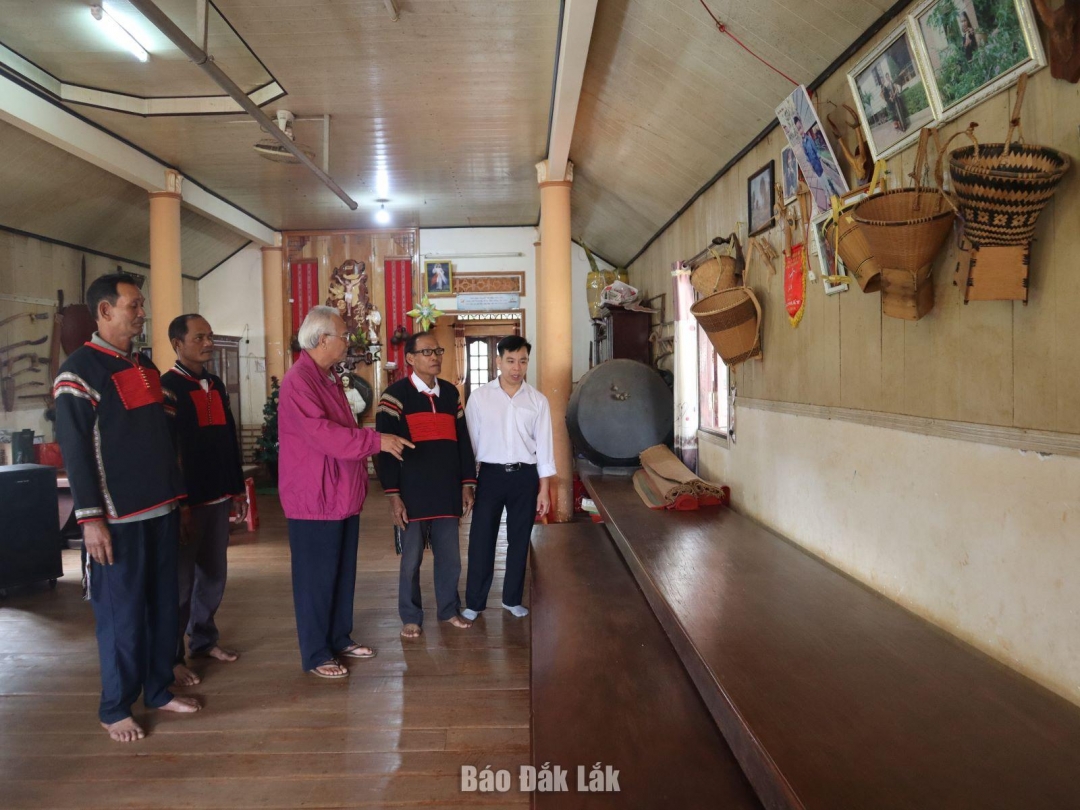 Già làng, người uy tín ở xã Hòa Phú tuyên truyền, vận động người dân giữ gìn văn hóa truyền thống.