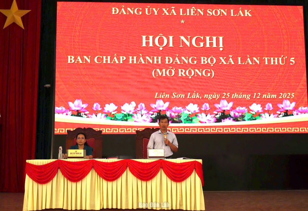 Bí thư Đảng ủy, Chủ tịch HĐND xã Liên Sơn Lắk và Phó Bí thư Đảng ủy xã Nguyễn Trọng Trung đồng chủ trì hội nghị.