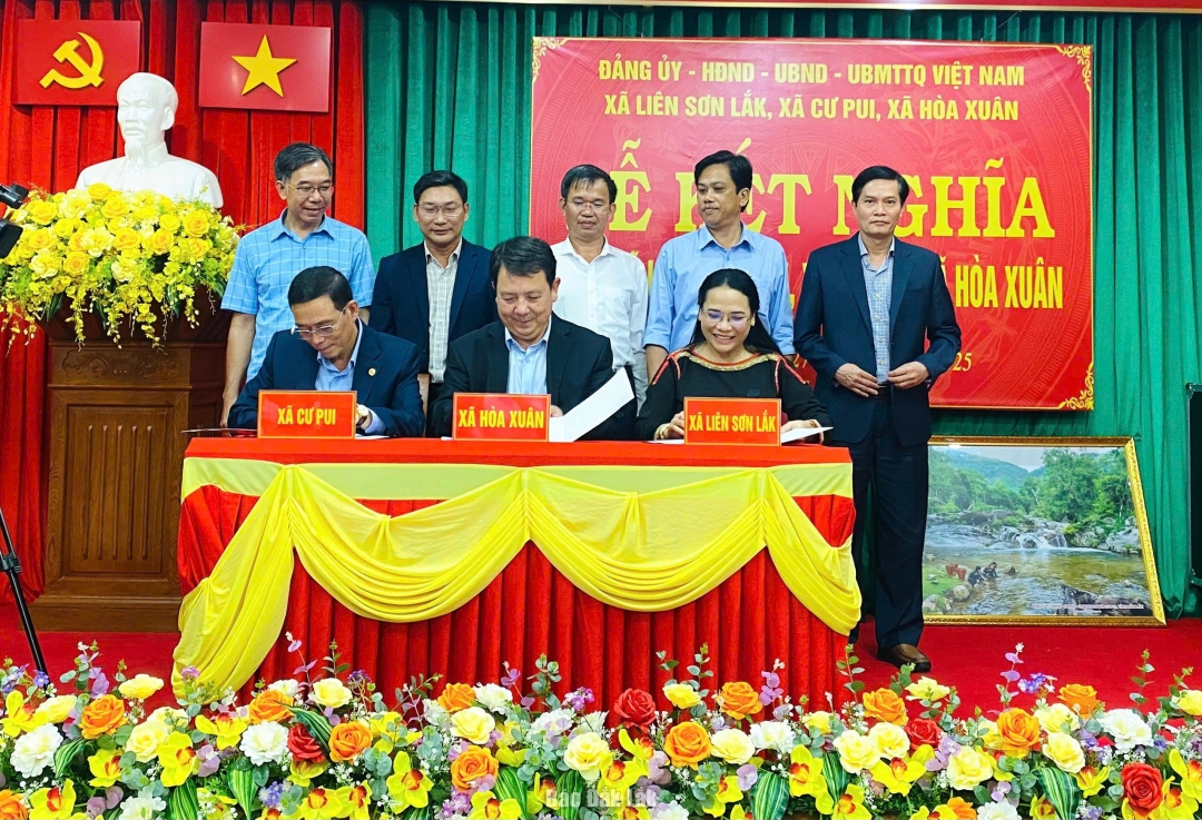 Lãnh đạo ba địa phương ký kết biên bản kết nghĩa.