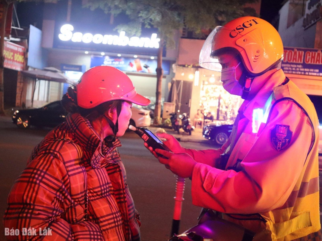 Cán bộ Phòng Cảnh sát giao thông kiểm tra nồng độ cồn người điều khiển phương tiện.