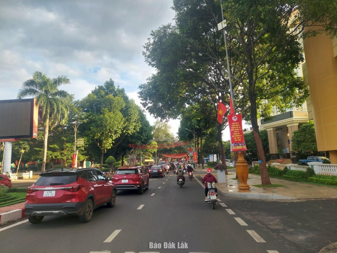 Phương tiện cá nhân tăng cao gây áp lực trong công tác bảo đảm trật tự, an toàn giao thông.