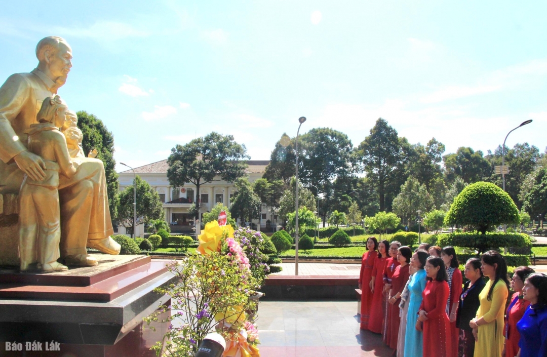 tại Tượng đài Bác Hồ với thiếu nhi các dân tộc tỉnh Đắk Lắk