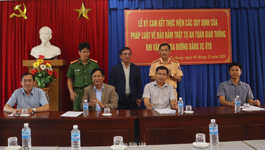 Đại diện các doanh nghiệp ký cam kết chấp hành quy định về vận tải hàng hóa.