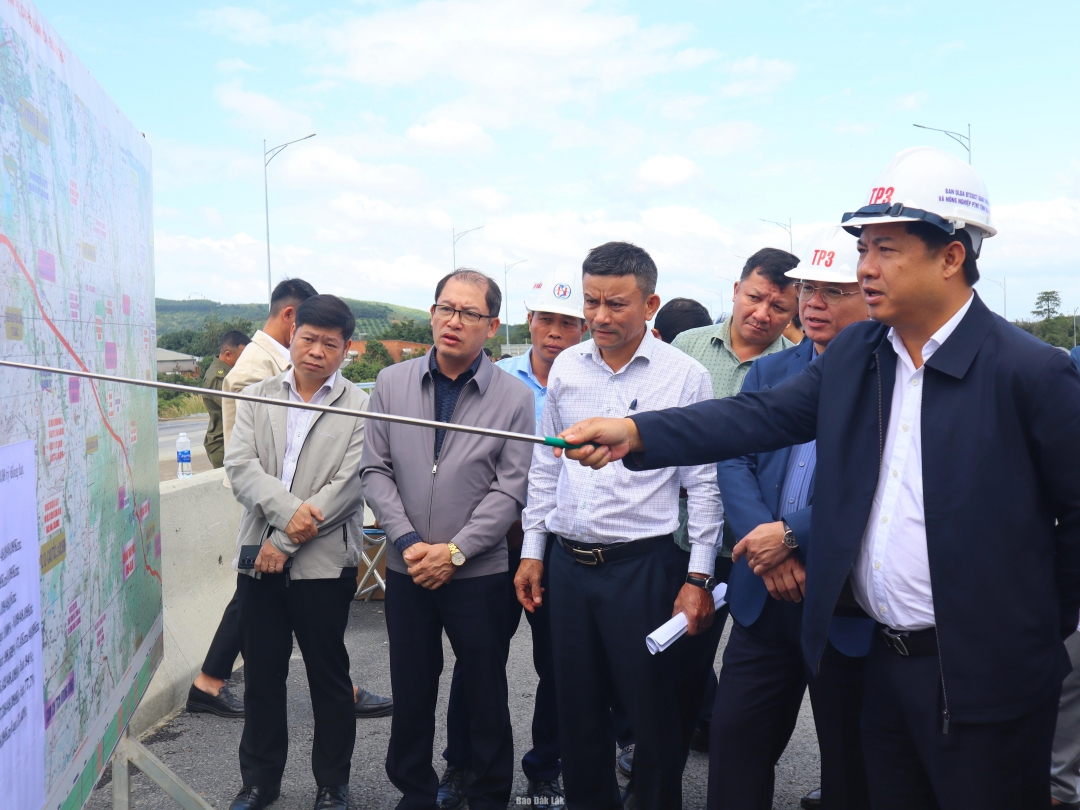 Bí thư Tỉnh ủy Lương Nguyễn Minh Triết cùng đoàn công tác nghe báo cáo tình hình thực hiện Dự án thành phần 3.