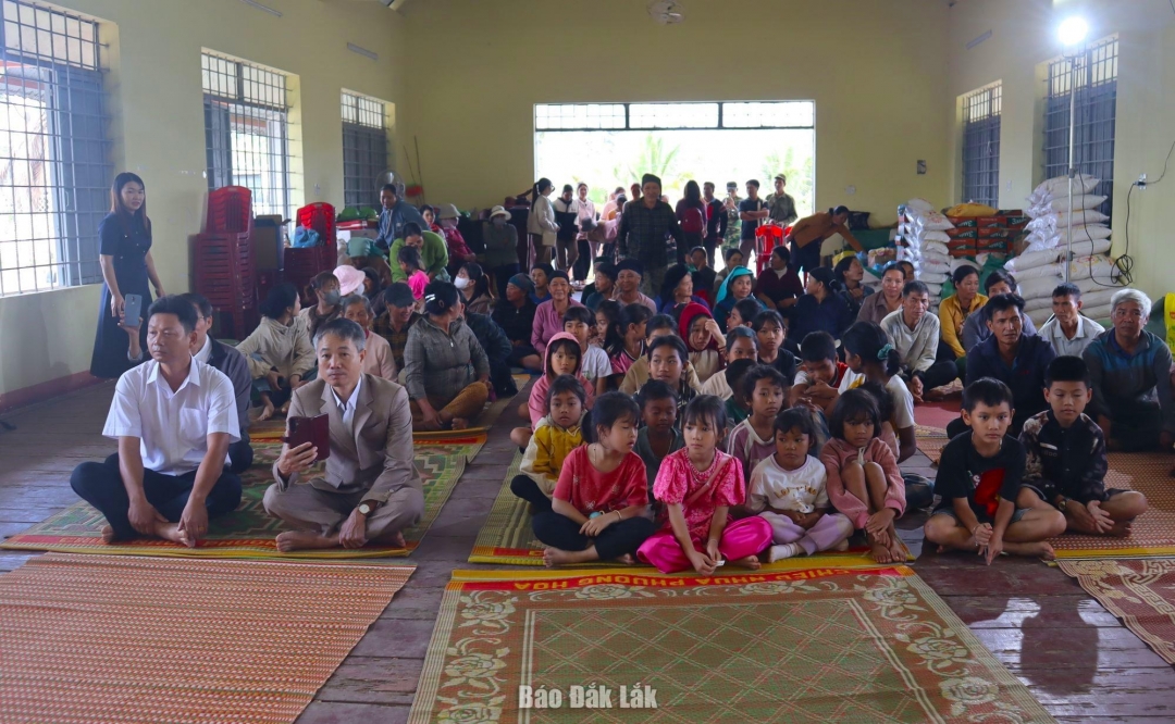 Đông đảo người dân buôn làng về dự buổi lễ.