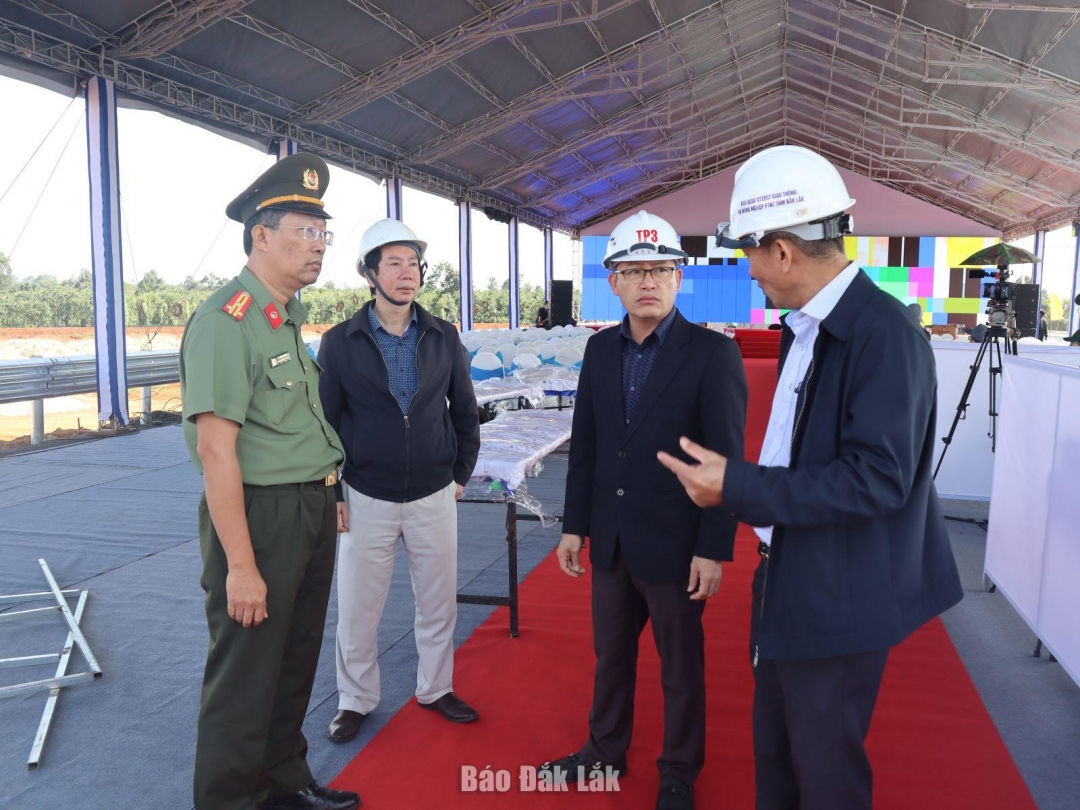 Chủ đầu tư và các đơn vị liên quan trao đổi về công tác bảo đảm an ninh trật tự trước và trong thời gian diễn ra buổi lễ.