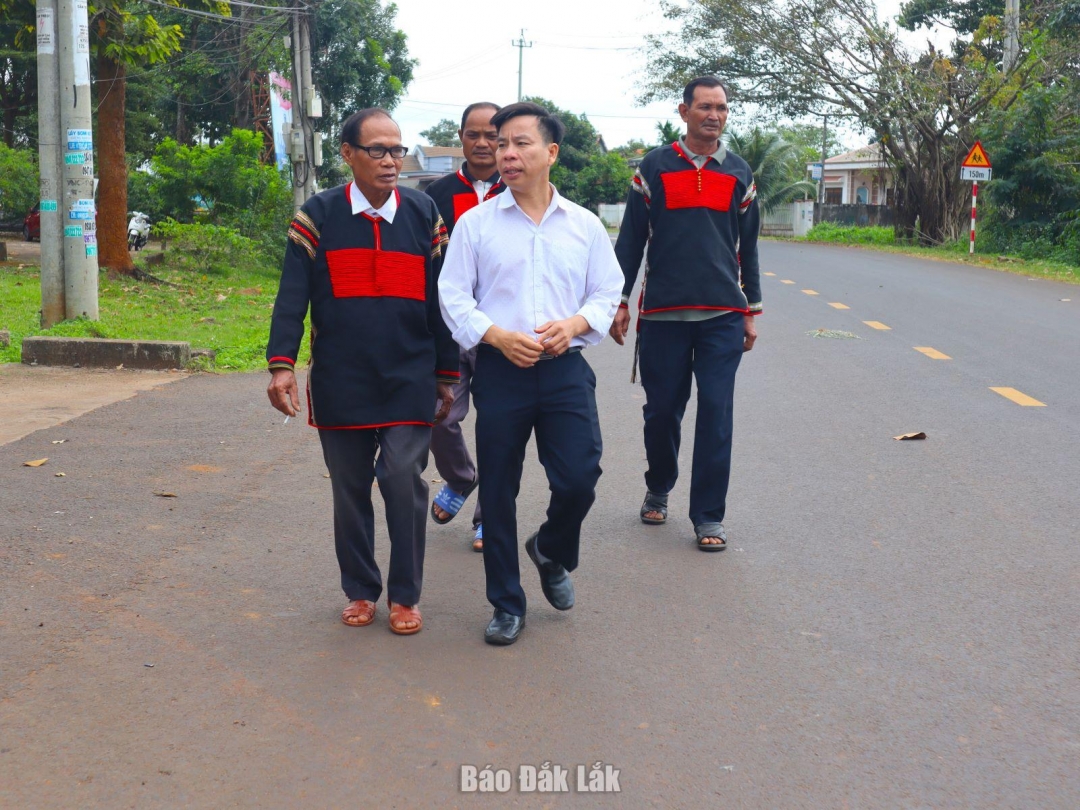 Trong những năm qua, già làng, người uy tín ở xã Hòa Phú là cánh tay đắc lực góp phần đưa các chủ trương, đường lối đến với người dân