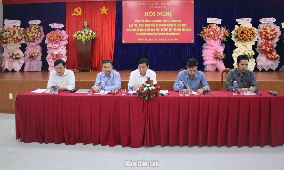 Lãnh đạo Sở Xây dựng cùng lãnh đạo phòng ban chủ trì hội nghị.