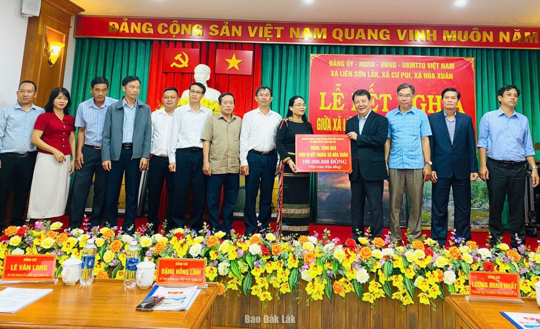 Lãnh đạo xã Liên Sơn Lắk trao kinh phí hỗ trợ chính quyền và nhân dân xã Hòa Xuân khắc phục hậu quả bão lũ.