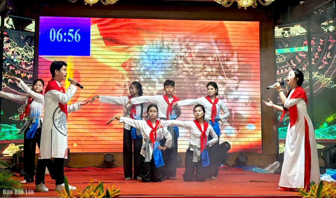 Liên khúc Kiếp sau vẫn là người Việt Nam - Viết tiếp câu chuyện Hòa Bình của CLB Thủ lĩnh Trường Tiểu học và THCS Ea Chà Răng, xã Suối Trai.