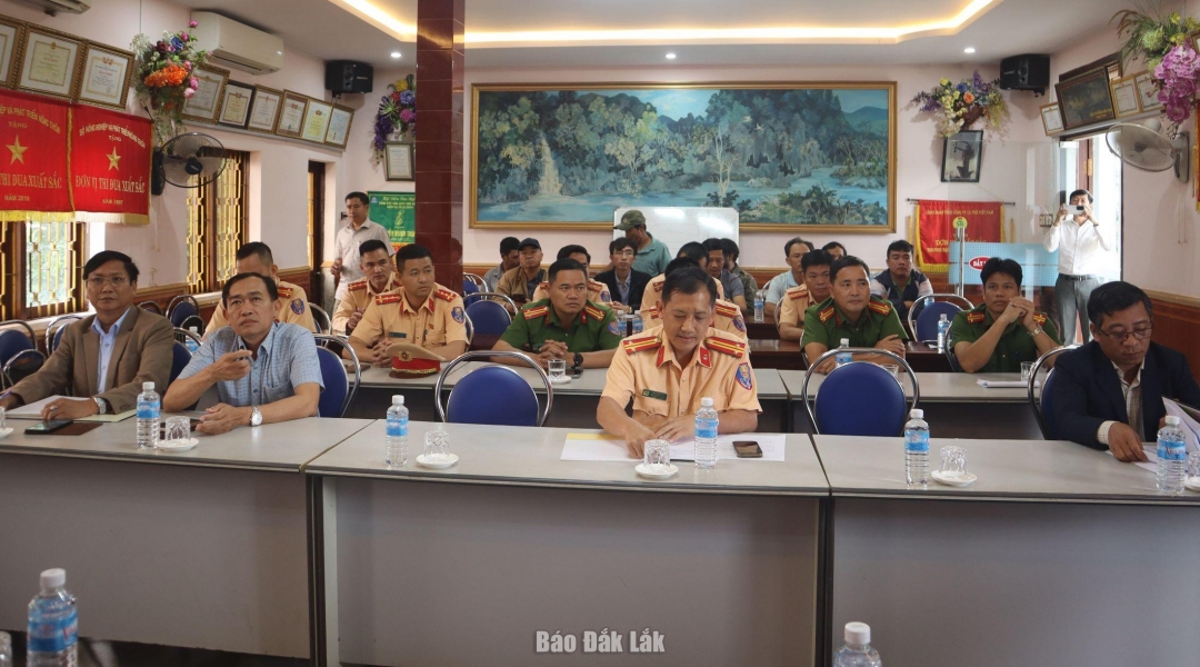 Đại diện các đơn vị dự buổi tuyên truyền.