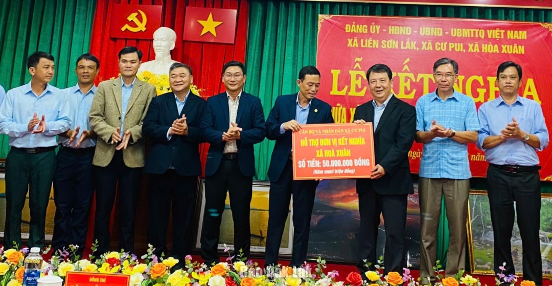 Lãnh đạo xã Cư Pui trao kinh phí hỗ trợ xã Hòa Xuân khắc phục hậu quả sau thiên tai.