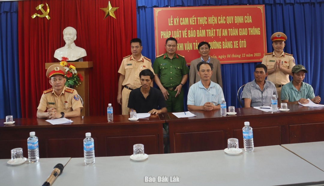 Các tài xế ký cam kết chấp hành quy định của pháp luật về vận chuyển hàng hóa.
