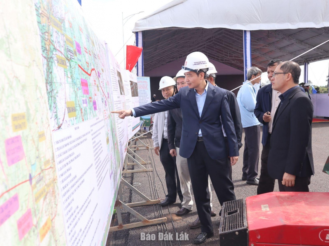 Chủ tịch UBND tỉnh Tạ Anh Tuấn nghe chủ đầu tư báo cáo tình hình hai dự án.