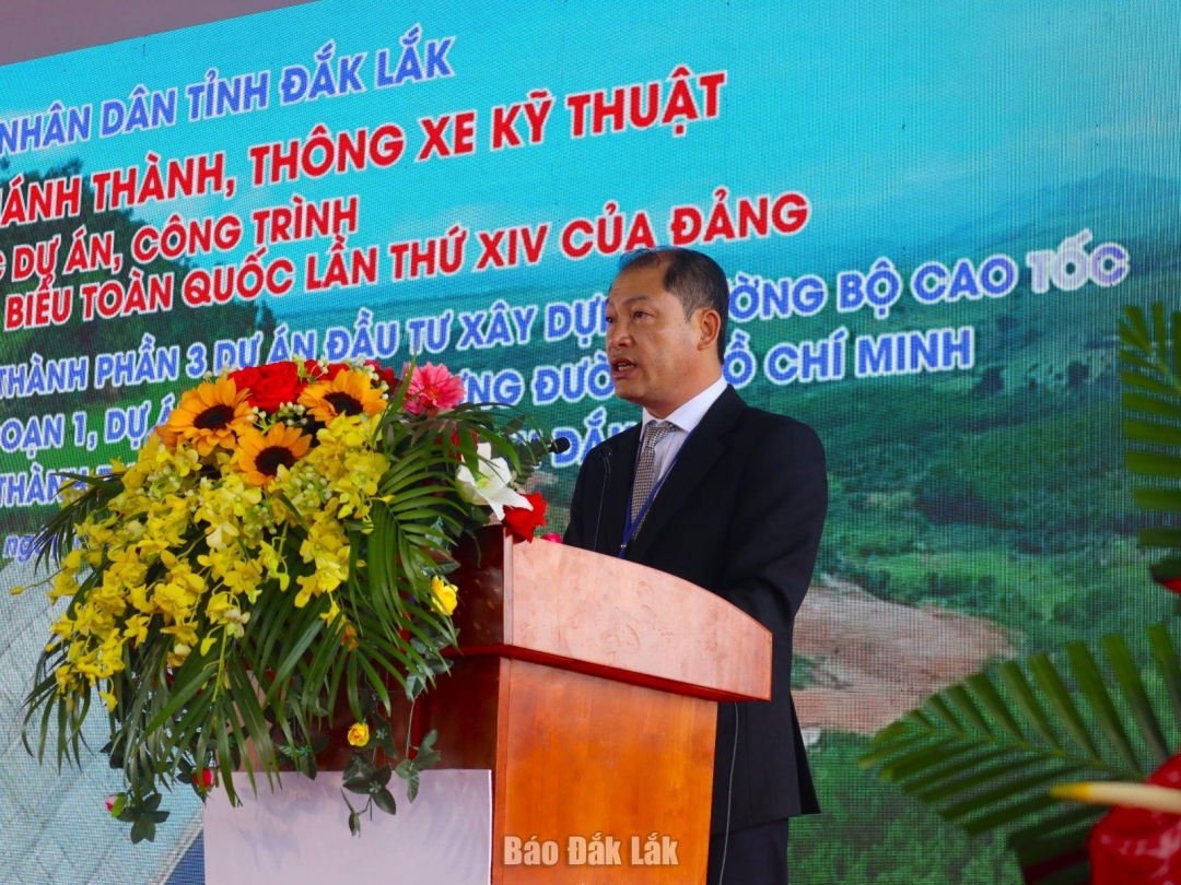 Giám đốc Ban Quản lý dự án đầu tư xây dựng công trình giao thông và nông nghiệp phát triển nông thôn tỉnh Trần Tiến Đông báo cáo về hai dự án tại buổi lễ. 