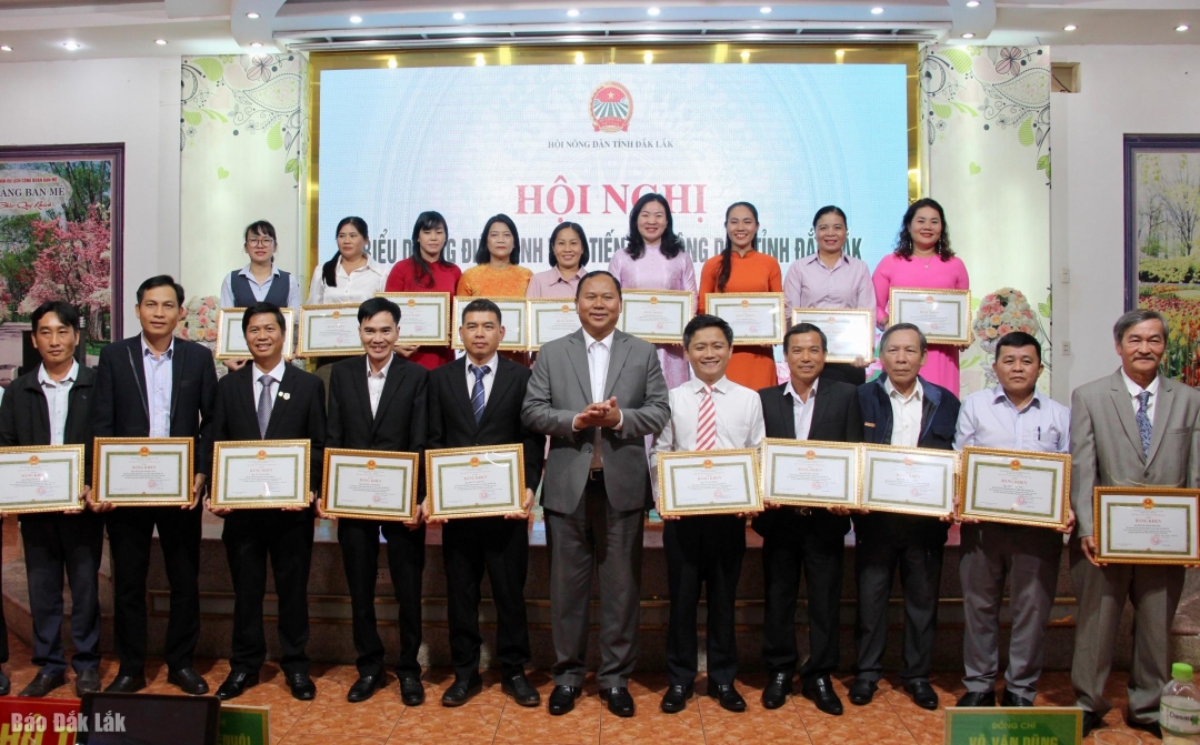 Các cá nhân xuất sắc nhận bằng khen của UBND tỉnh.