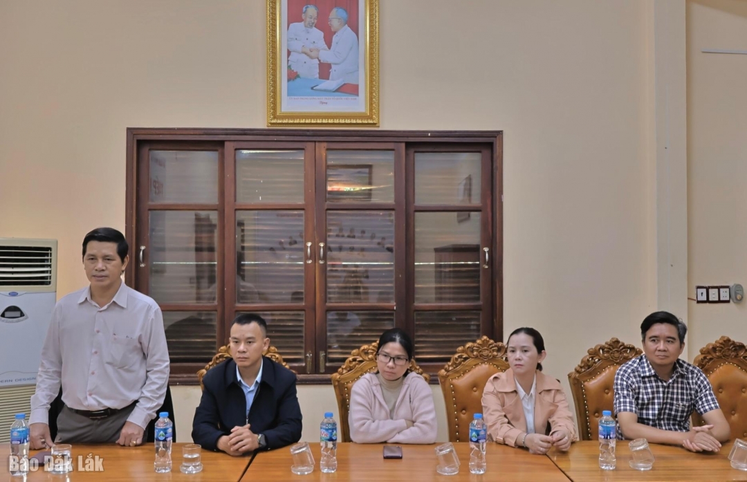 Phó Chủ tịch Ủy ban MTTQ Việt Nam tỉnh Phạm Văn Bảy phát biểu tại buổi tiếp nhận.