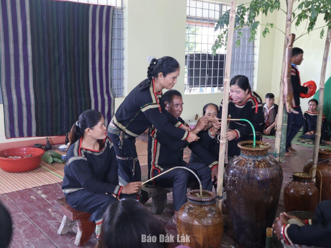 Con cháu tặng vòng may mắn chúc sức khỏe, bình an cho ông bà trong Lễ mừng thọ.